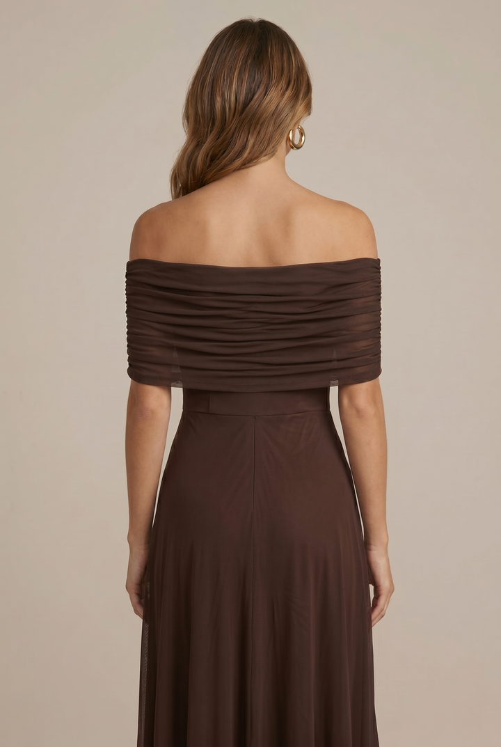 Detailansicht des gerafften Korsetts am Damen-Maxikleid