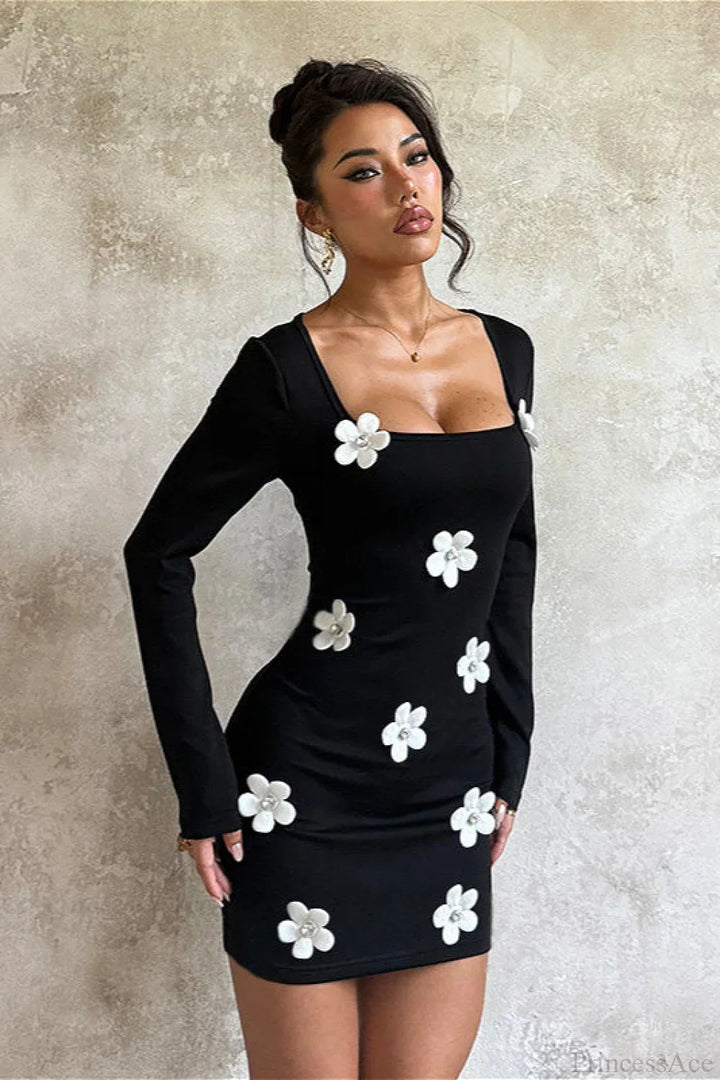 Seitenansicht des langärmeligen Bodycon-Minikleids mit Blumenprint