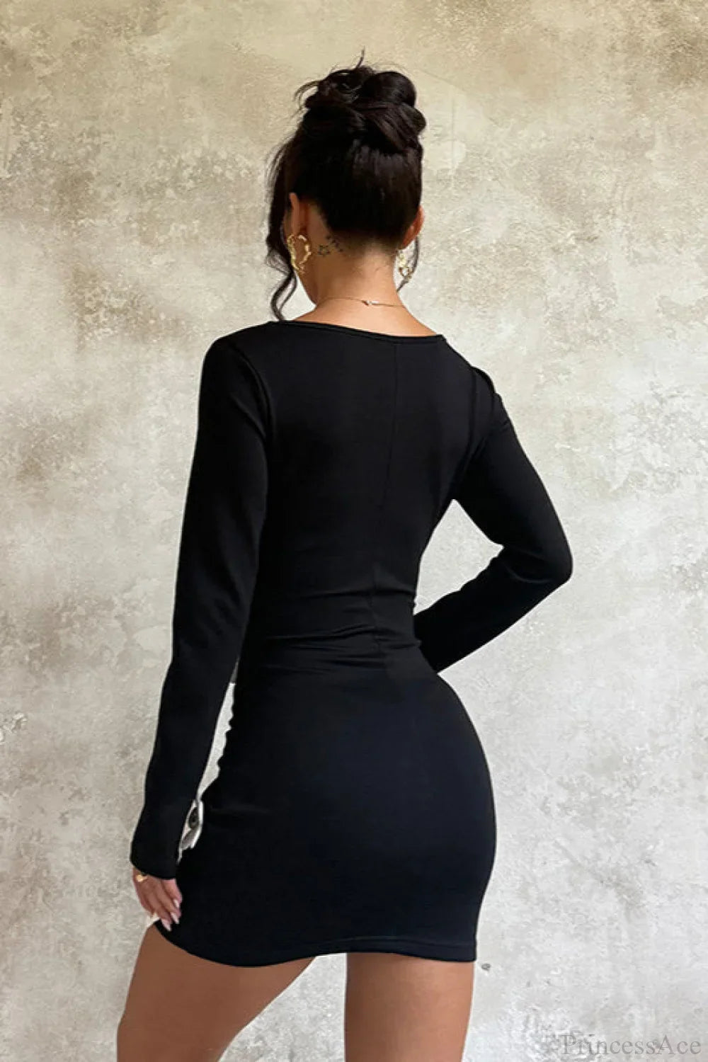 Rückansicht des Damen Minikleids mit Blumenmuster und schmaler Silhouette
