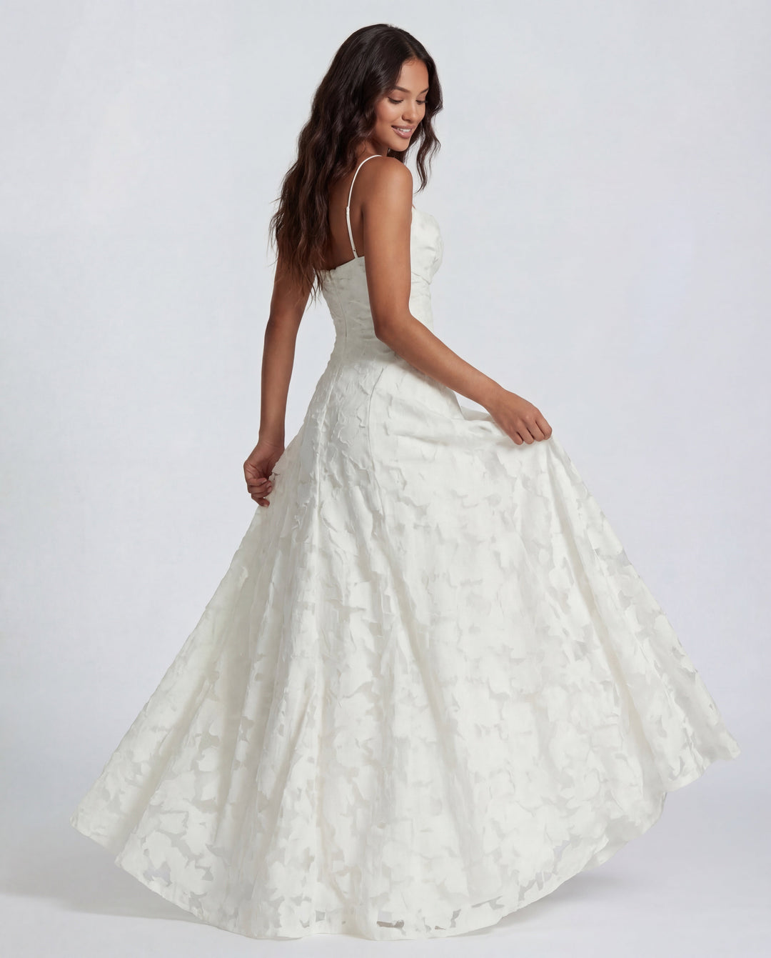 Detailaufnahme der Spitze und des geraden Ausschnitts am Abendkleid