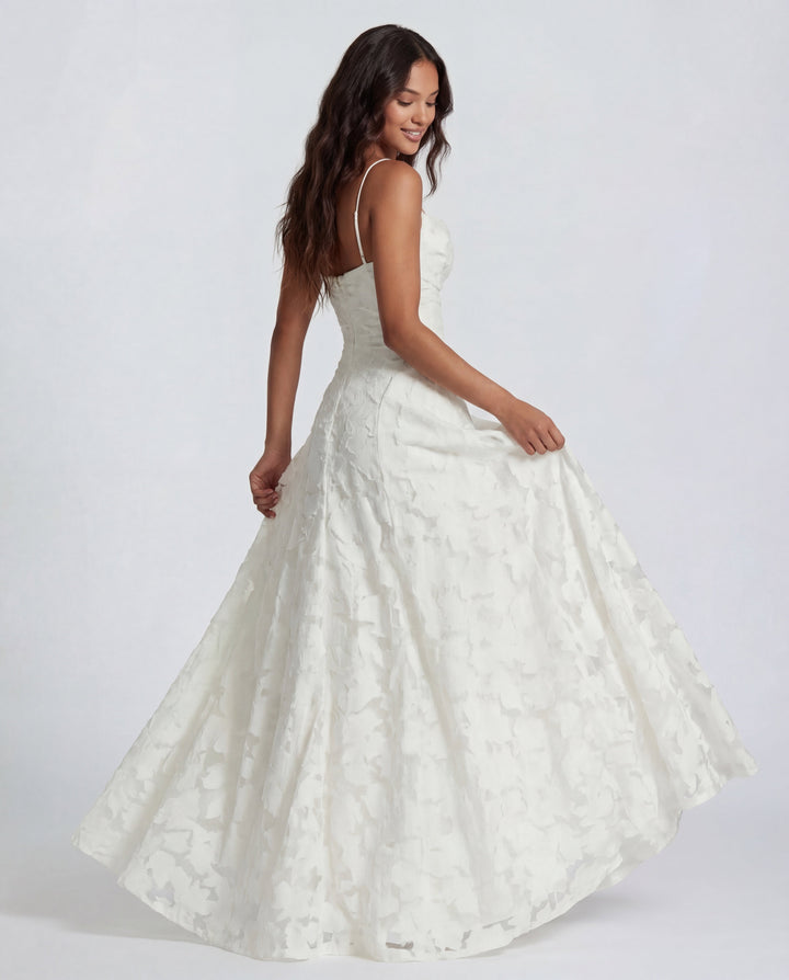 Detailaufnahme der Spitze und des geraden Ausschnitts am Abendkleid