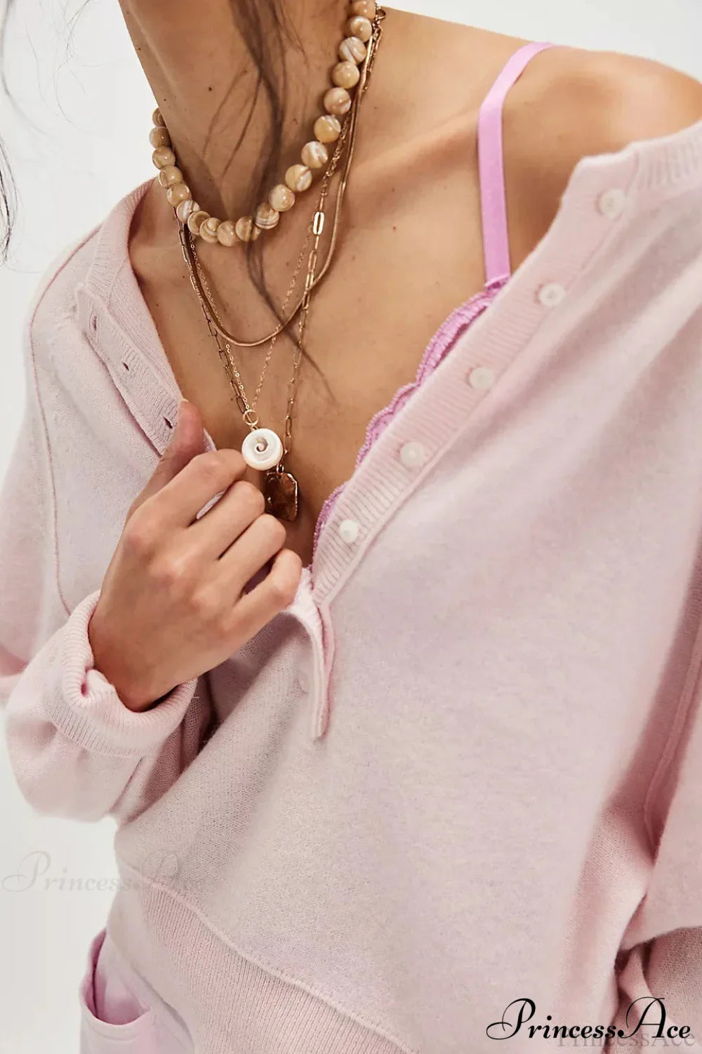 Damen Strickpullover mit V-Ausschnitt und Knopfleiste in Vorderansicht