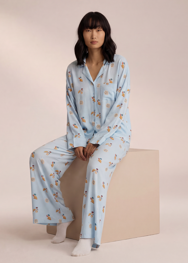Damen-Outfit mit weiter Hose und abgestimmtem Oberteil für einen schicken Look