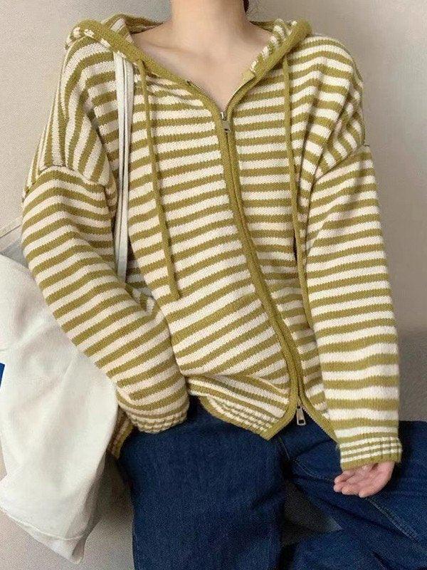 Gemütlicher gestreifter Kapuzen-Strickjacke mit Reißverschluss