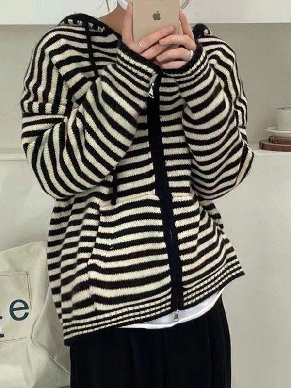 Gemütlicher gestreifter Kapuzen-Strickjacke mit Reißverschluss