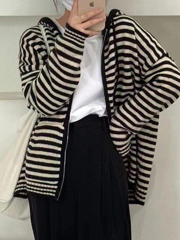 Gemütlicher gestreifter Kapuzen-Strickjacke mit Reißverschluss