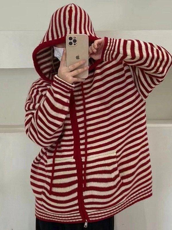 Gemütlicher gestreifter Kapuzen-Strickjacke mit Reißverschluss