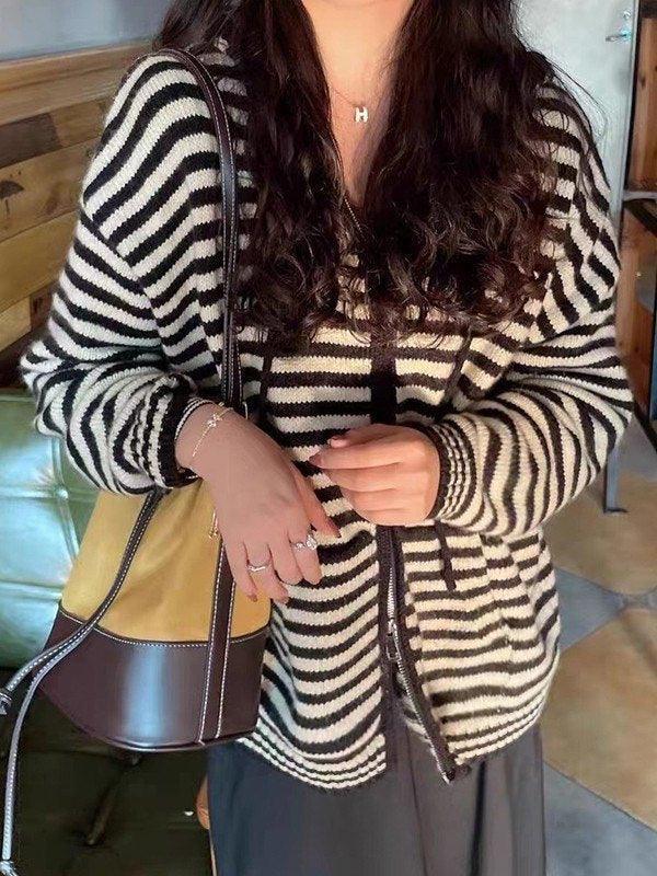 Gemütlicher gestreifter Kapuzen-Strickjacke mit Reißverschluss