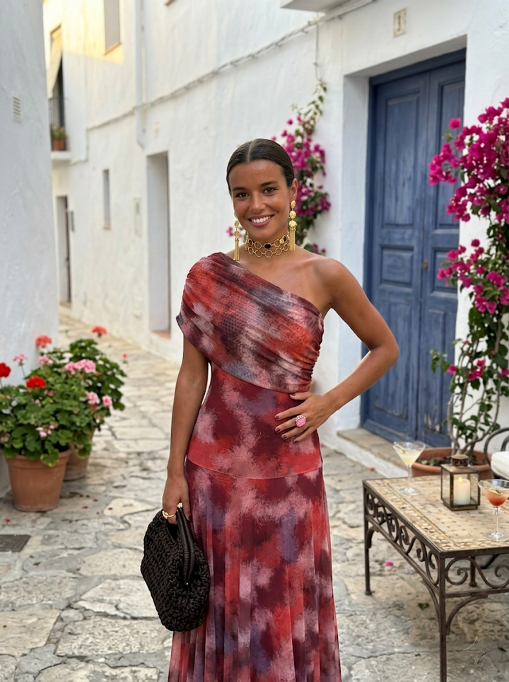 Langes drapiertes Damenkleid mit femininer Passform und schulterfreiem Design