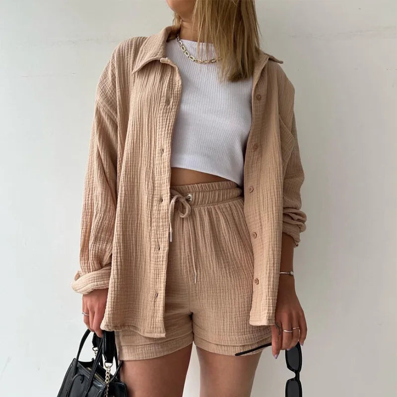 Plissierte Struktur des sommerlichen Damen-Sets im Detail