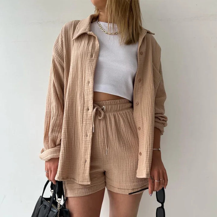 Plissierte Struktur des sommerlichen Damen-Sets im Detail