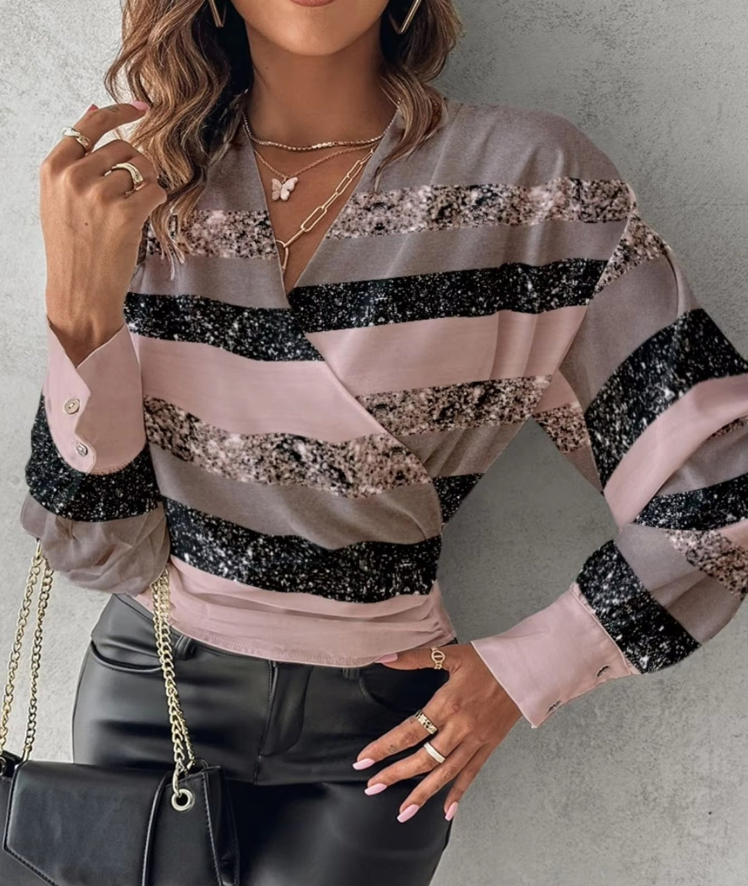 Chic blouse with puff sleeves and a V-neck for effortless style 