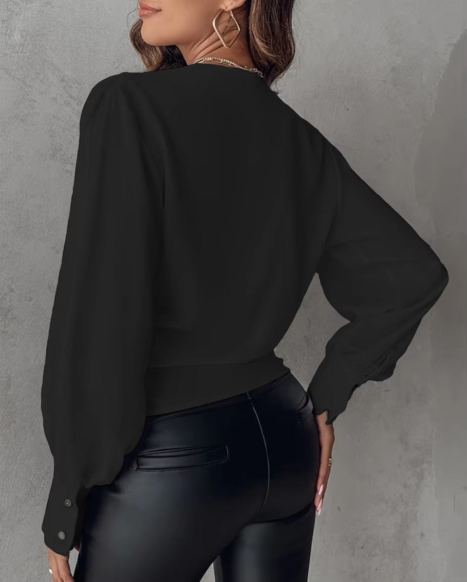 Chic blouse with puff sleeves and a V-neck for effortless style 