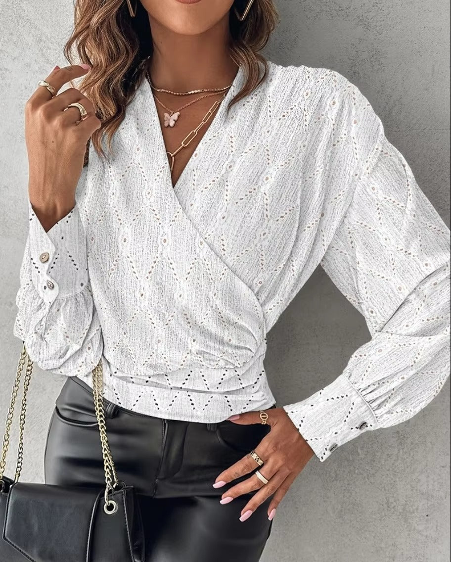 Chic blouse with puff sleeves and a V-neck for effortless style 