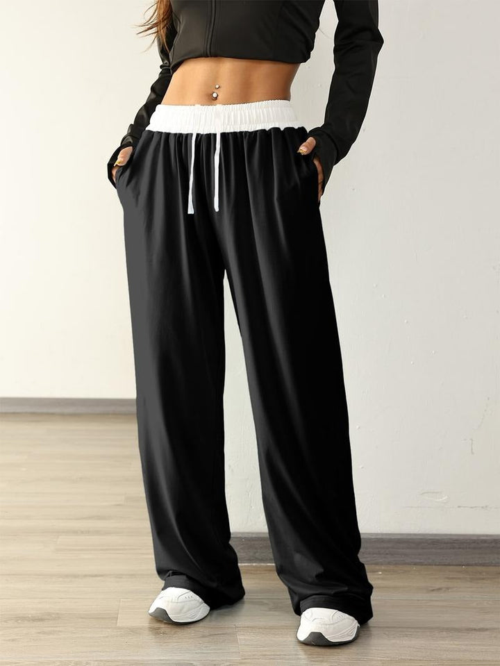Vorderansicht der Damen-Sweatpants mit relaxed Fit und weitem Bein