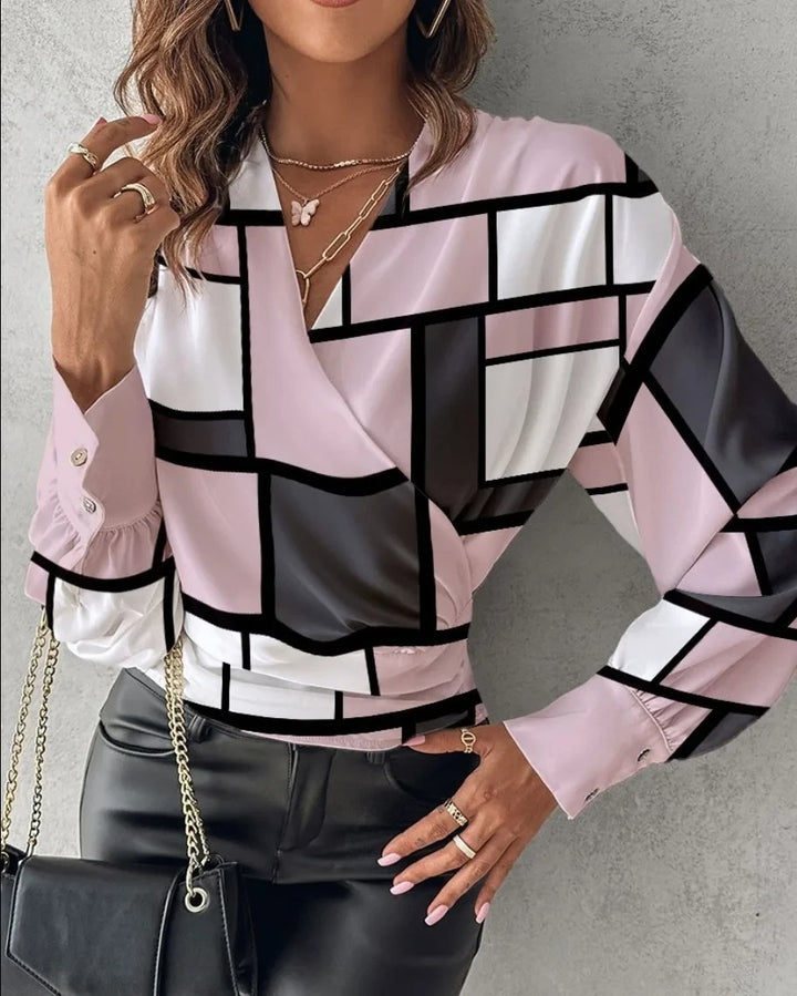 Chic blouse with puff sleeves and a V-neck for effortless style 