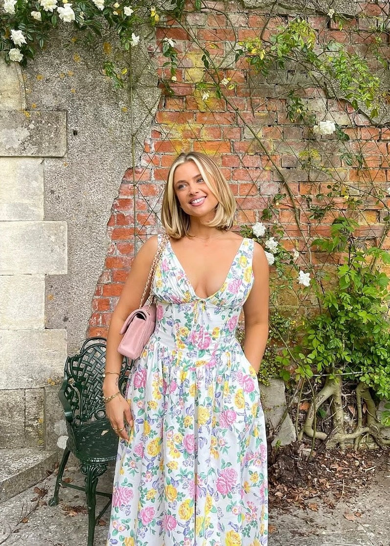 Nahaufnahme des Blumenprints am Damen Midikleid