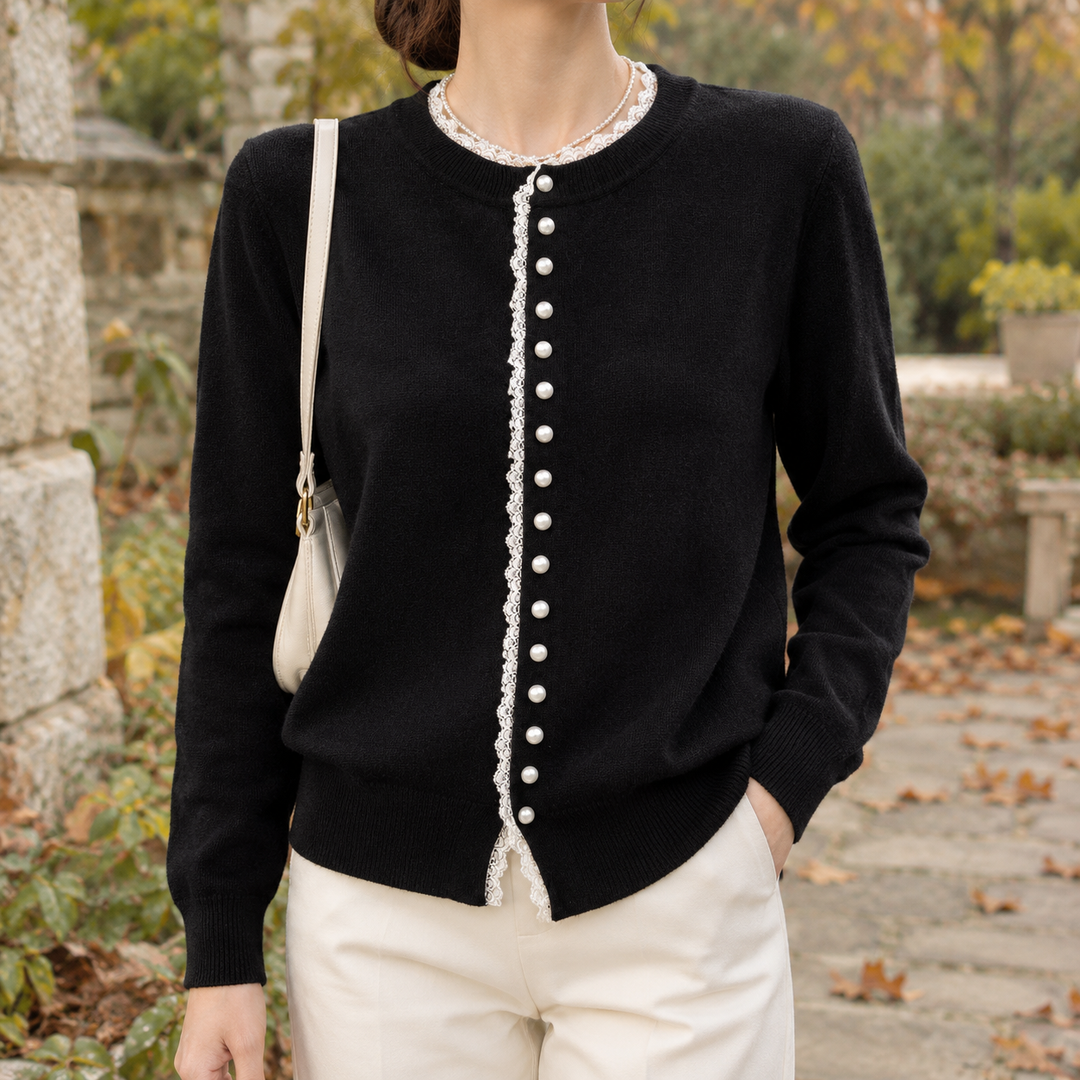 Damen-Cardigan aus Feinstrick mit Spitzensaum in der Vorderansicht