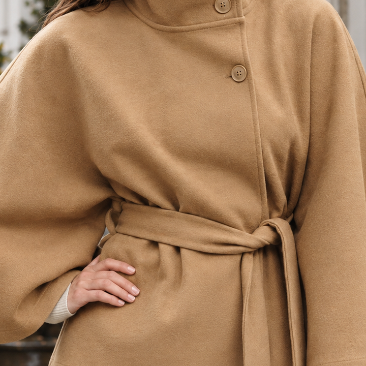 Elegante Capejacke für Damen mit markantem Stehkragen