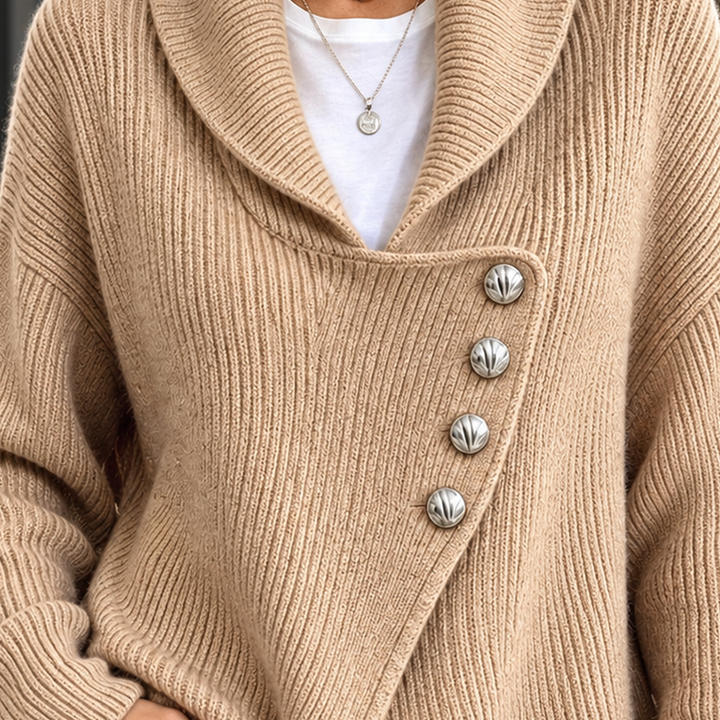 Detailansicht der asymmetrischen Front des Damen-Strickcardigans