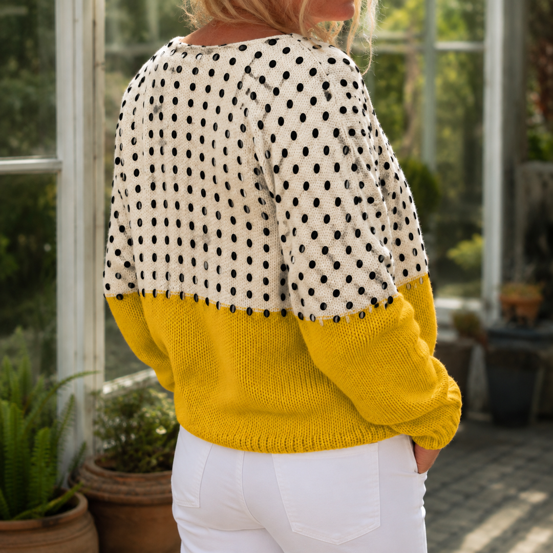 Detailansicht des Punktemusters am Damen-Strickpullover