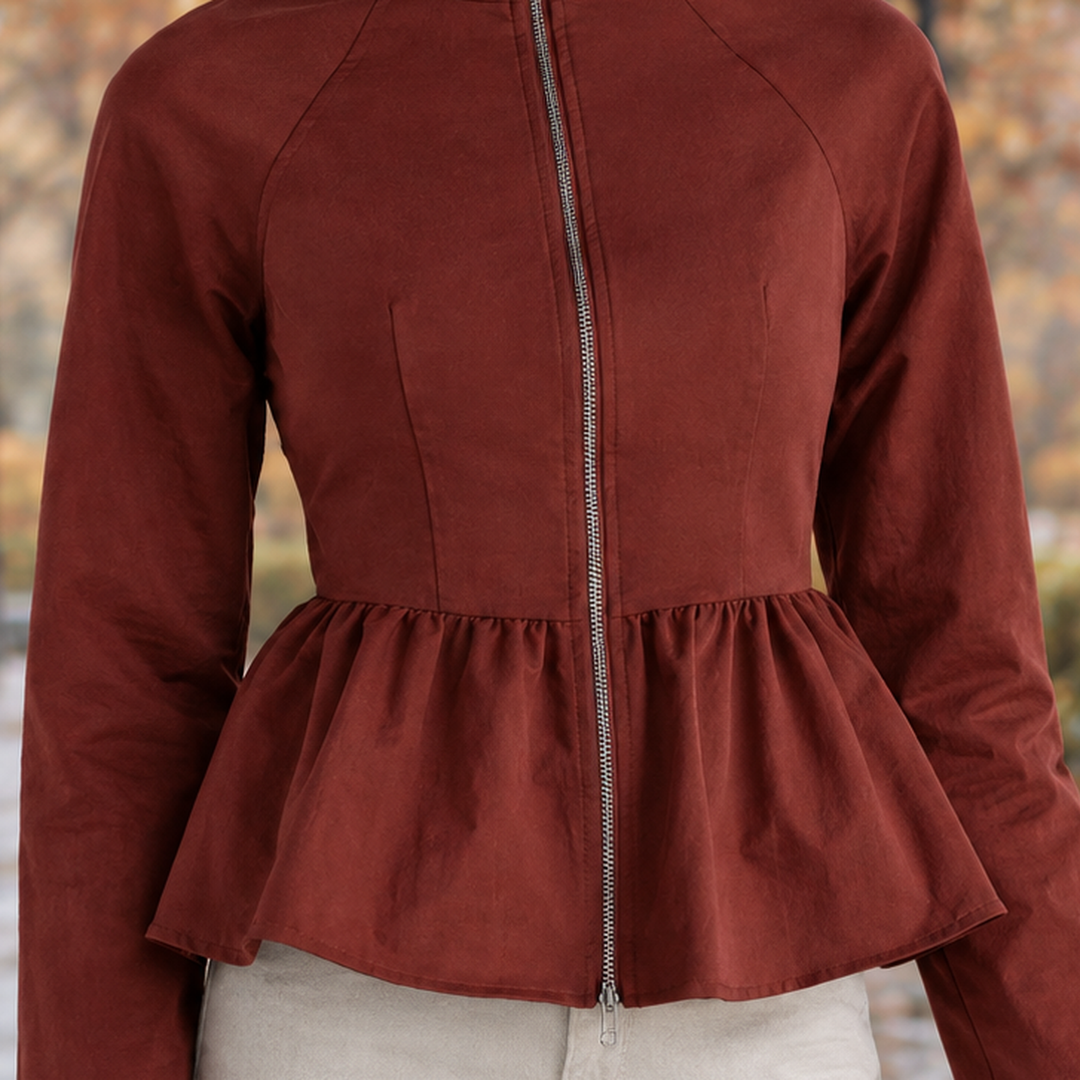 Detailansicht der Damenjacke mit Stehkragen und femininem Schößchen