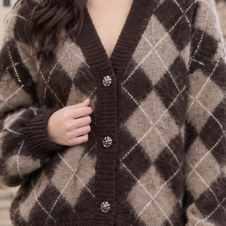 Detailansicht der gestrickten Damen-Strickjacke mit Argyle-Rautenmuster