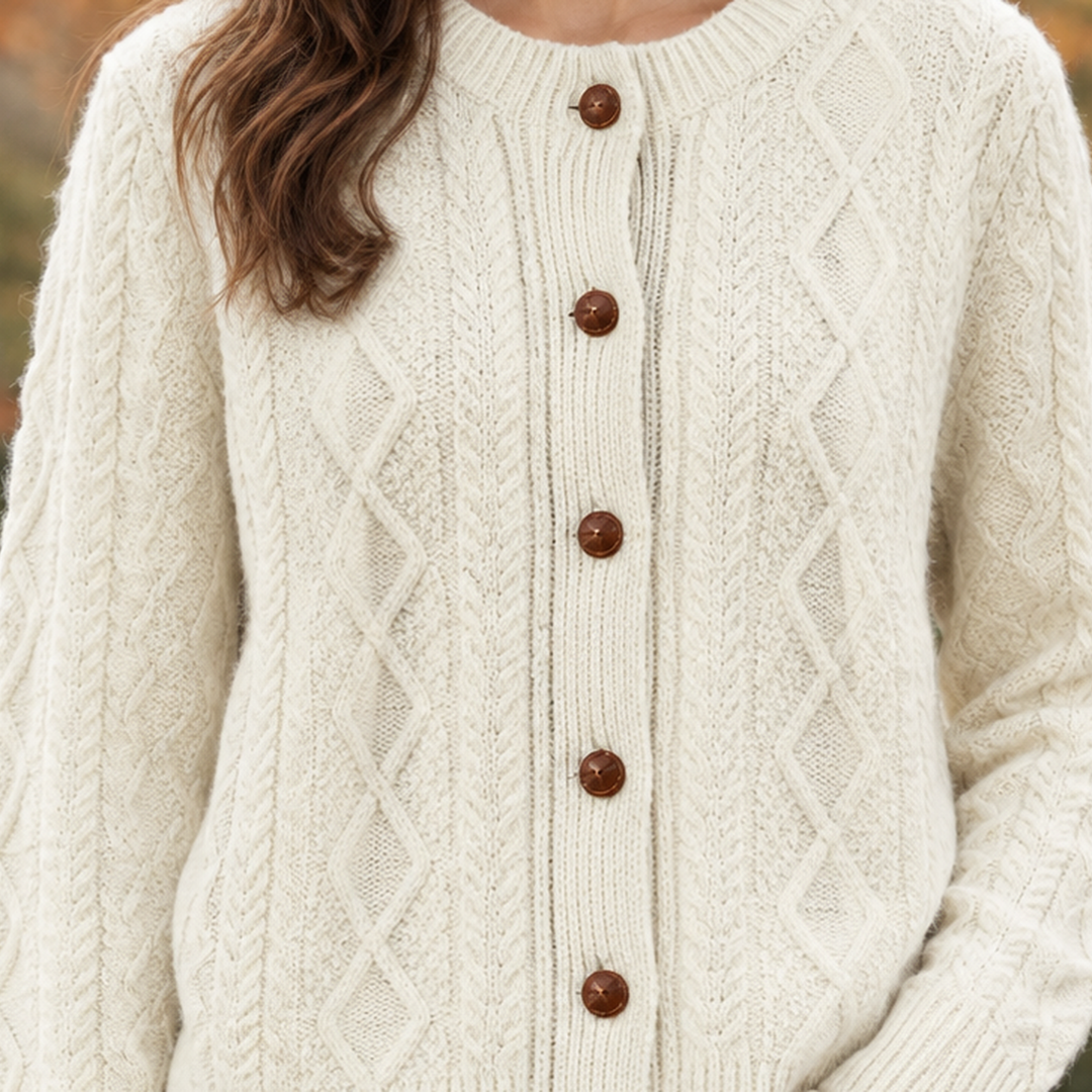Detailaufnahme des Zopfmusters einer Damen-Wollstrickjacke in Salbeigrün