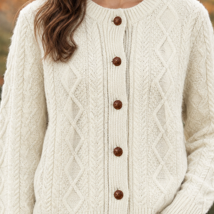 Detailaufnahme des Zopfmusters einer Damen-Wollstrickjacke in Salbeigrün