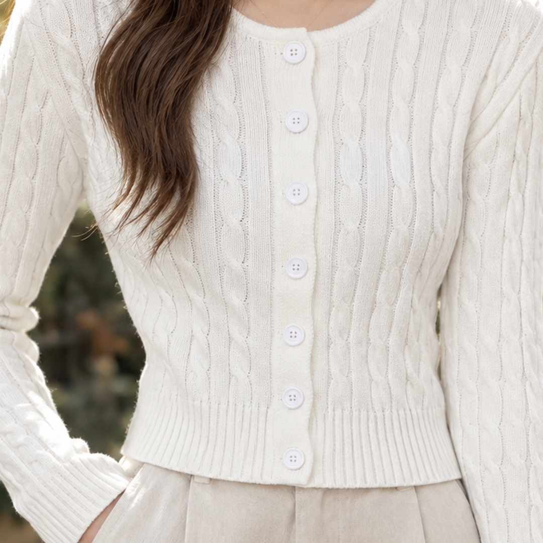 Kurz geschnittene Strickjacke für Damen mit klassischem Zopfmuster