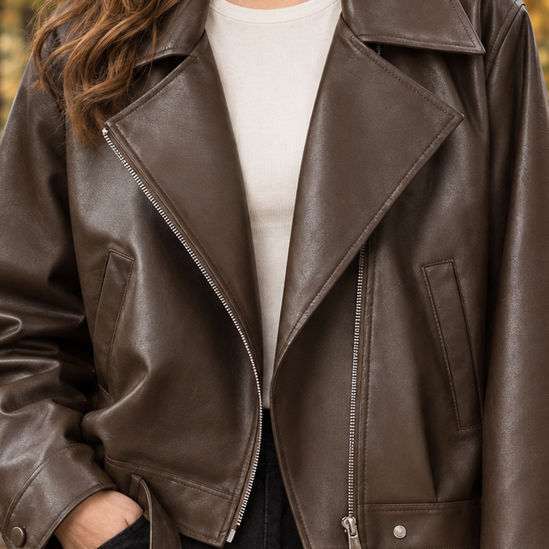 Detailansicht des Oversize-Revers an der Cropped Bikerjacke