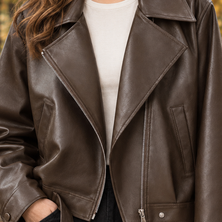 Detailansicht des Oversize-Revers an der Cropped Bikerjacke