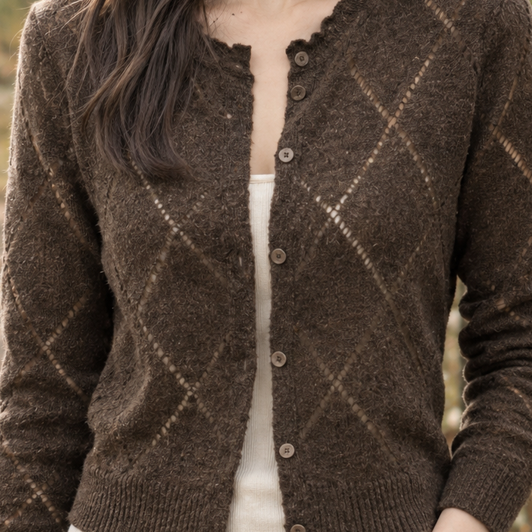 Damen Wollmix Cardigan mit Rautenstruktur im Detail und klar erkennbarer Strickoptik