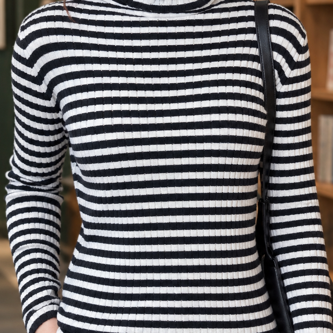 Nahaufnahme des gerippten Strickmaterials am gestreiften Damenpullover