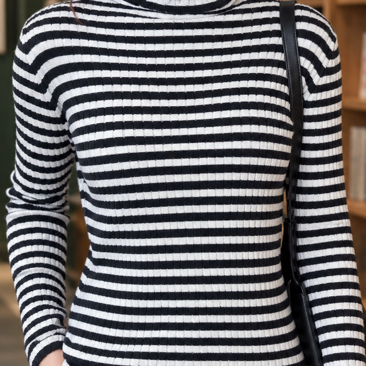 Nahaufnahme des gerippten Strickmaterials am gestreiften Damenpullover
