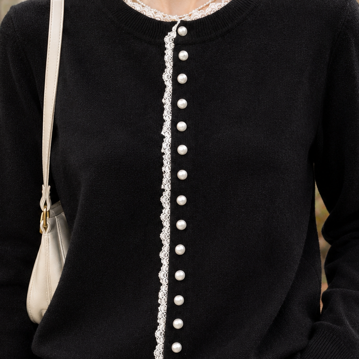 Detailansicht des feinen Stricks am Damen-Cardigan