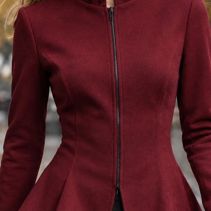 Detailansicht der Damenjacke mit elegantem Peplum-Schnitt und Stehkragen