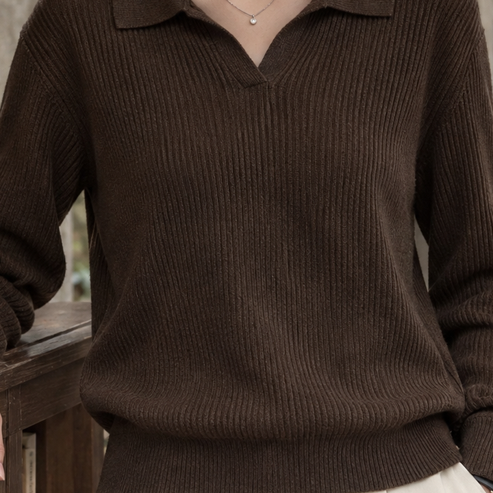 Damenpullover aus Rippstrick mit Polokragen in der Rückansicht