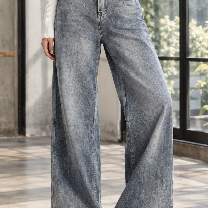 Damenjeans mit weitem Bein und hohem Bund an einem Model