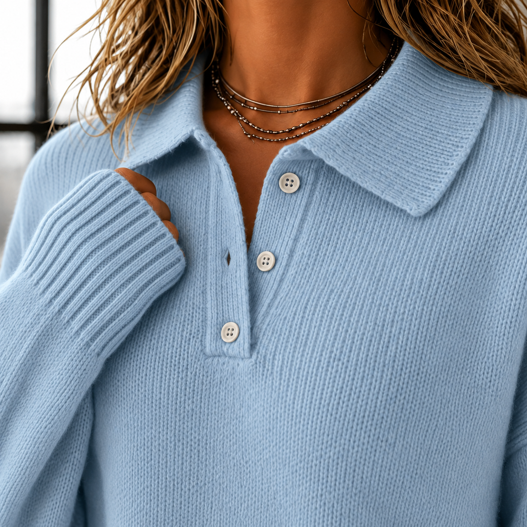Detailaufnahme des Polokragens am Damen-Strickpullover