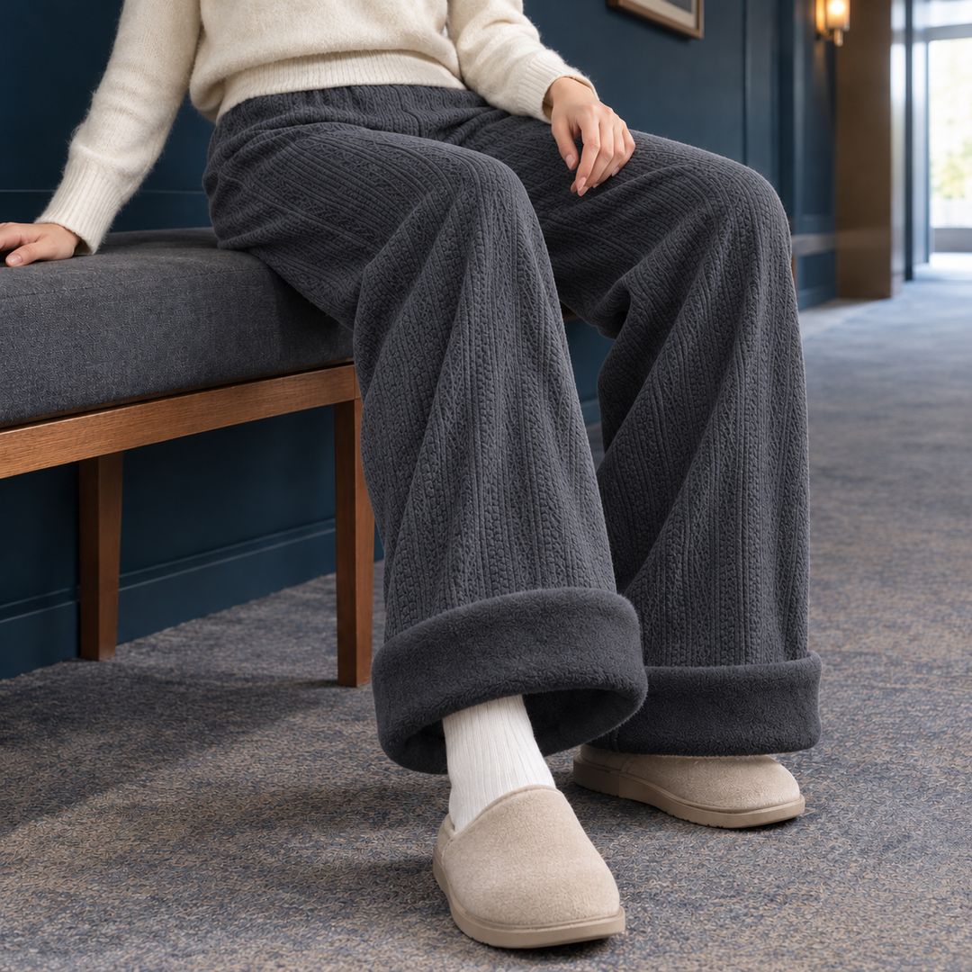 Detailansicht der Chenille-Struktur an der Damenhose