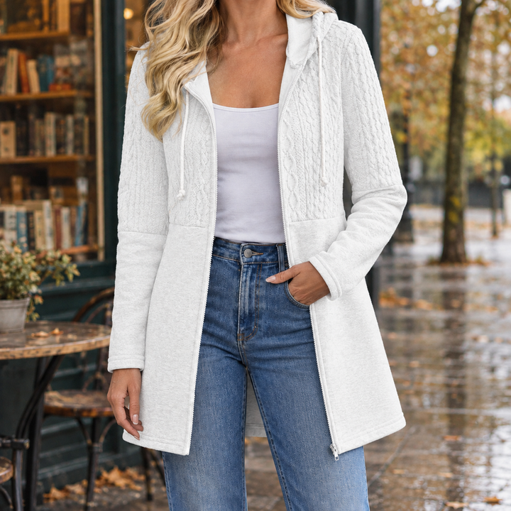 Kapuze der Damen-Strickjacke mit Zopfmuster im Detail