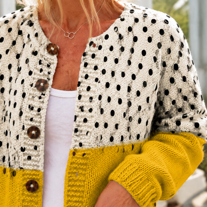 Damen-Strickpullover in Senfgelb als lässiges Outfit präsentiert