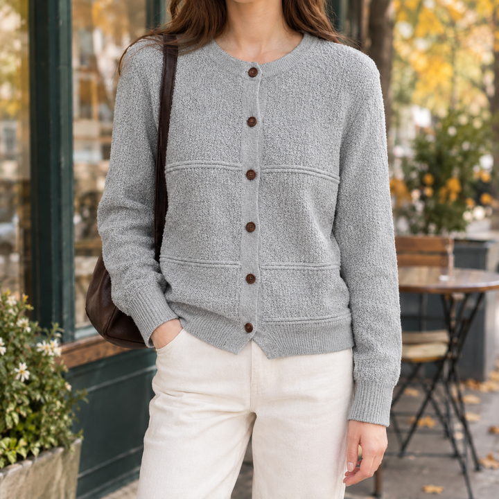 Rundhalsausschnitt der Damen-Strickjacke aus nächster Nähe
