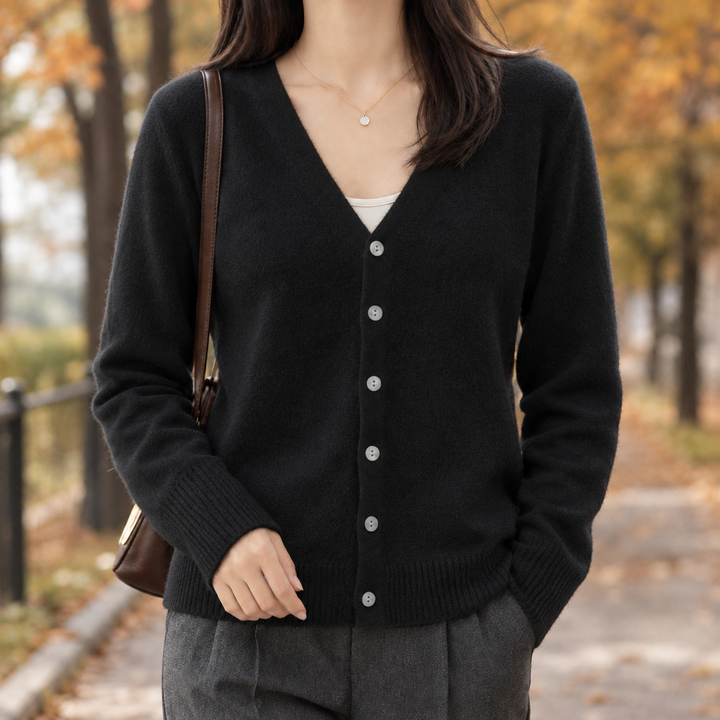 Detailansicht des V-Ausschnitts am Damen-Strickcardigan