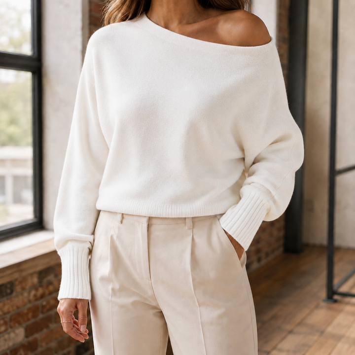 Detailaufnahme des asymmetrischen Ausschnitts am Damenpullover