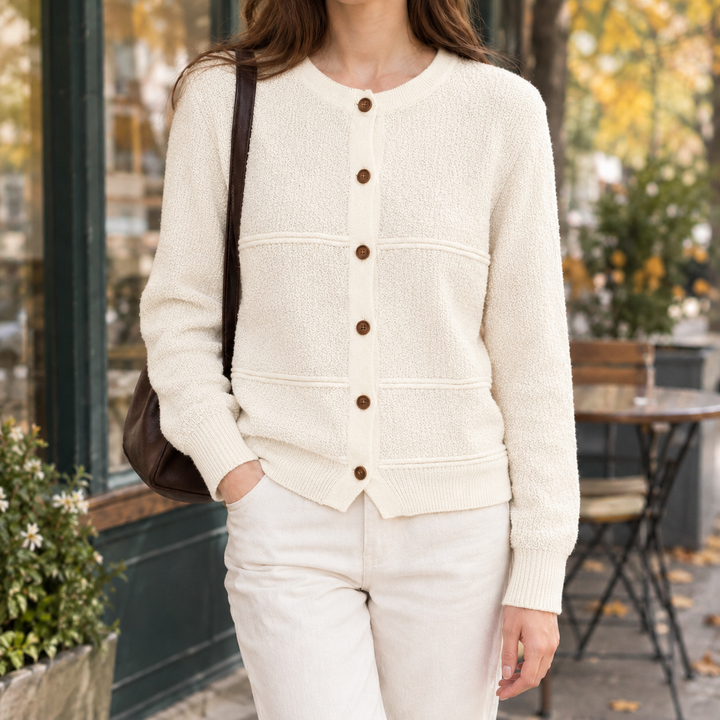 Seitliche Ansicht der Damen-Strickjacke mit Strukturstrick