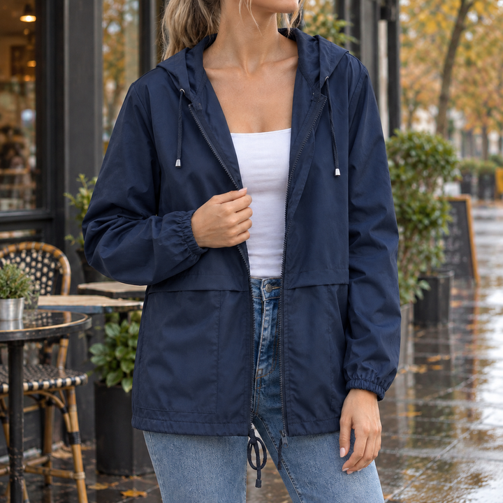 Damen-Kapuzenjacke aus Webstoff als modisches Übergangsmodell