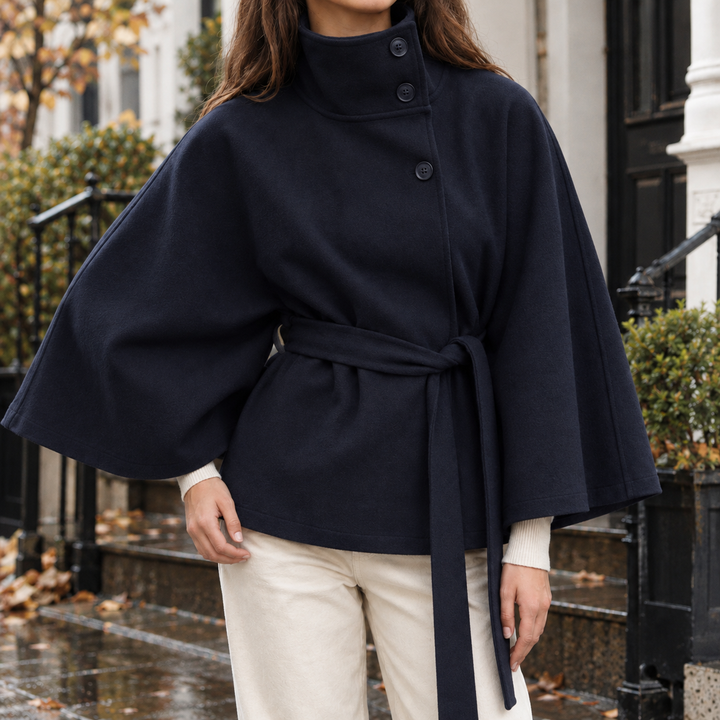 Seitliche Ansicht der Damen-Capejacke mit fließender Passform