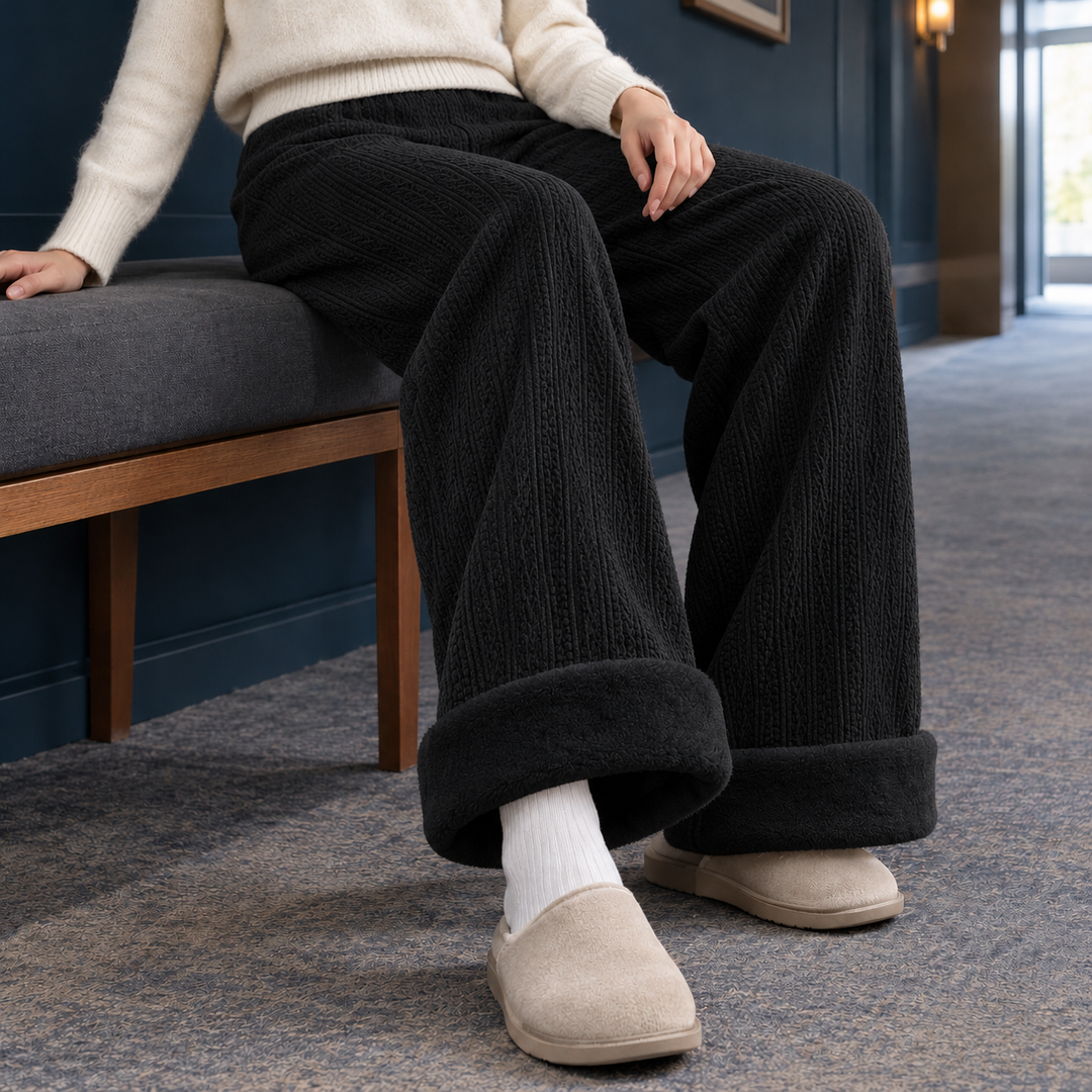 Seitliche Ansicht einer Damenhose mit Chenille-Struktur